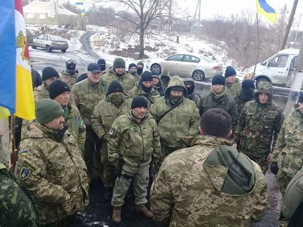 Киев пытается прорвать блокаду Донбасса с помощью бронетехники, приказ «стрелять» дан, волонтеры в панике