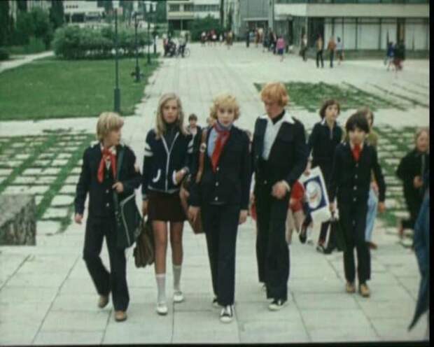 Кадр из фильма "Приключения Электроника", 1979 год, школьная форма советских школьников