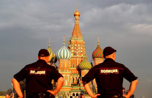 Нетрезвые полицейские устроили драку на севере Москвы