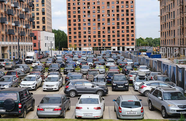 Российские города постепенно благоустраиваются, но с парковками все равно есть проблемы