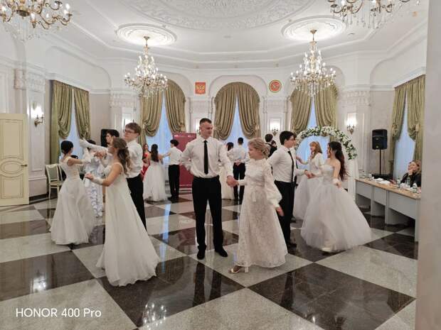 Лига студентов РТ организовала бал в ЗАГСе Лениногорска