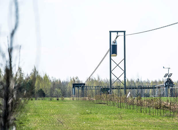 Под путевой инфраструктурой легко будет разметить тротуары, проезжую часть, газоны. А если путевая структура и проходящие по ней транспортные средства будут располагаться на достаточной высоте, то место расположения комплекса можно будет совмещать с обычными городскими объектами. За городом же это пространство будет занято зелёной зоной или сельскохозяйственными угодьями