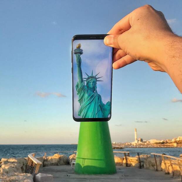 Художник сочетает повседневные предметы с изображениями на смартфоне