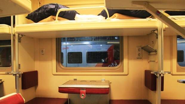 Гениальное решение: как поступил мужчина, которого попросили уступить нижнюю боковую полку