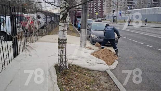 В Приморском районе засняли озеро из грязной пены