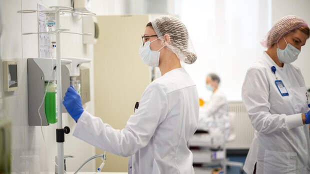 Путин пообещал улучшить систему оплаты труда медработников