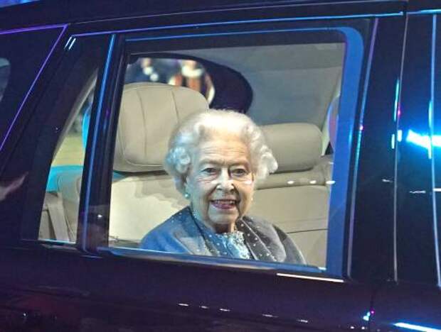 Королева Елизавета II посетила шоу в честь юбилея своего правления с Томом Крузом и Хелен Миррен