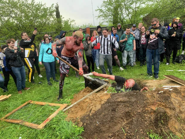Алексей Хитрых закапывает противника