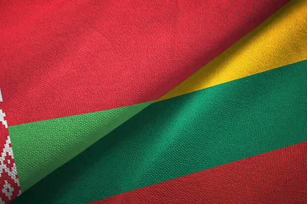 Мужчина повесил флаг Белоруссии на вышке мобильной связи, требуя убежища в Литве