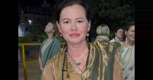 Жизнь в монастыре, подъём в 6 утра и аксессуары Valentino: Оксана Лаврентьева показала, как проводит время на ретрите в Индии