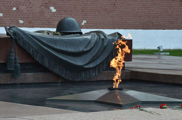 Песня «На безымянной высоте» — оригинальный текст