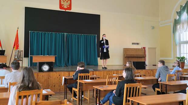 «Рассмотреть все варианты»: Онищенко оценил идею изменить формат ЕГЭ