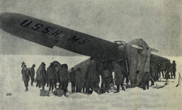 Самолет «Флитстер» Маврикия Слепнева с поврежденным шасси в лагере челюскинцев, Чукотское море, апрель 1934 года