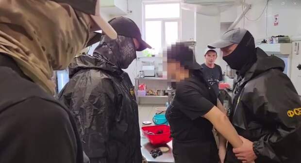 Задержали повара на кухне. Скрин оперативная съемка ФСБ.