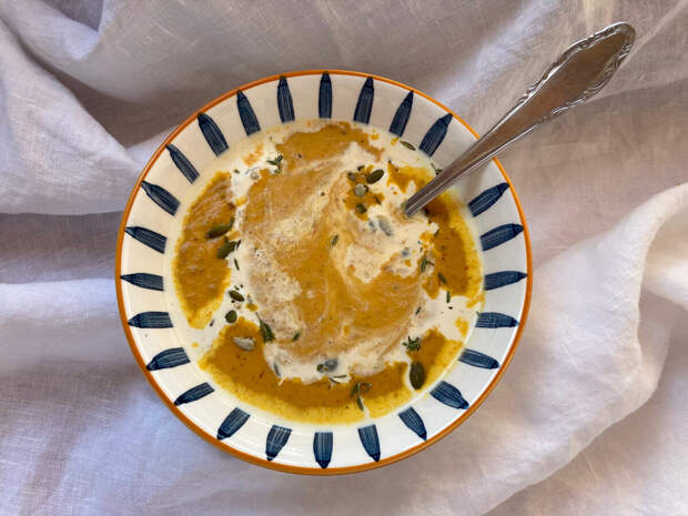 Суп-пюре из тыквы совмещает редко совместимое - он и диетический, и очень вкусный