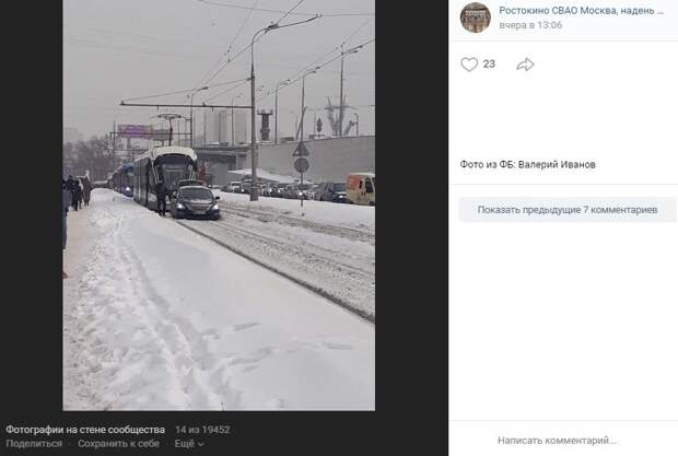 Автомобилист выехал на трамвайный пути на проспекте Мира и застрял