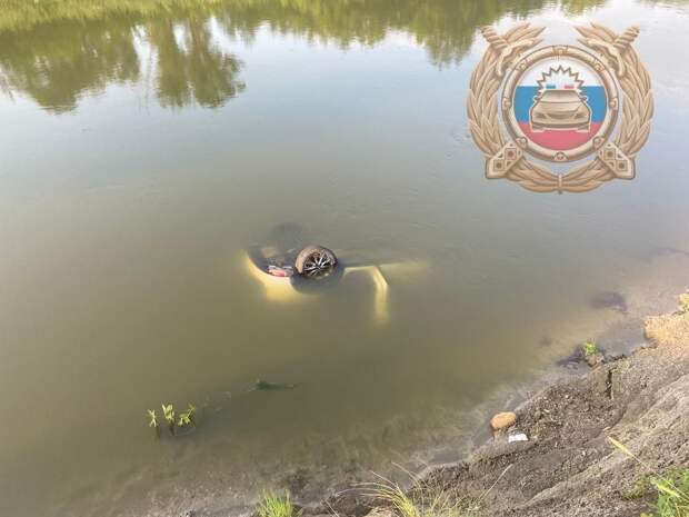 Два человека погибли в упавшем в реку автомобиле в Саратовской области