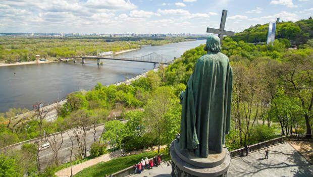 Памятник князю Владимиру в парке Владимирская горка в Киеве, Украина. Архивное фото