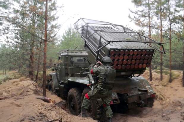 В Вооруженных силах Украины пожаловались на чрезвычайно тяжелую обстановку в городе Часов Яр под Донецком. Власти ДНР сообщили об успехах российской армии в этом населенном пункте.-2