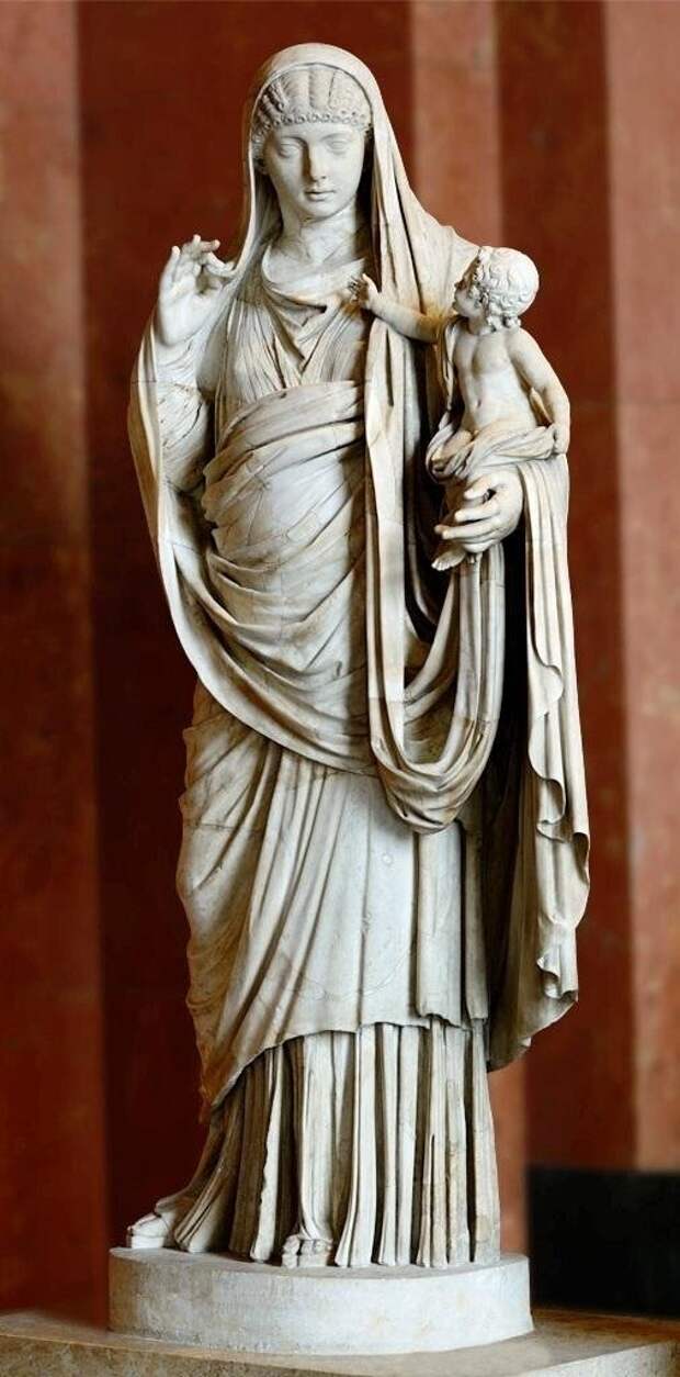 Замужние древнеримские дамы носили специальные головные накидки — пеллы. Статуя Валерии Мессалины с сыном, 45 г. н.э.