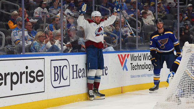 Дубль Ничушкина позволил «Колорадо» одержать победу над «Сент-Луисом» в матче НХЛ