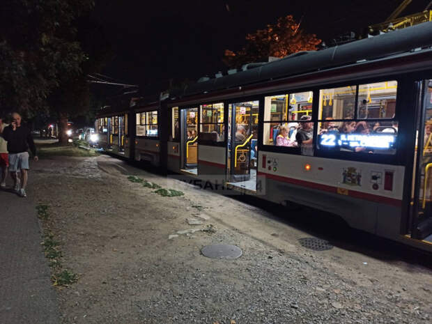 В Краснодаре пьяный мужчина "врезался" в трамвай: движение остановилось