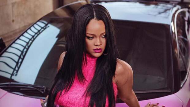 Певица Рианна похвасталась фигурой в полупрозрачном платье без белья