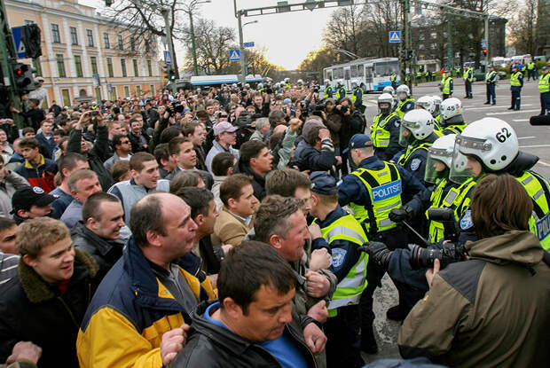 Митинг возле памятника Бронзовому солдату в Таллине, 26 апреля 2007 год