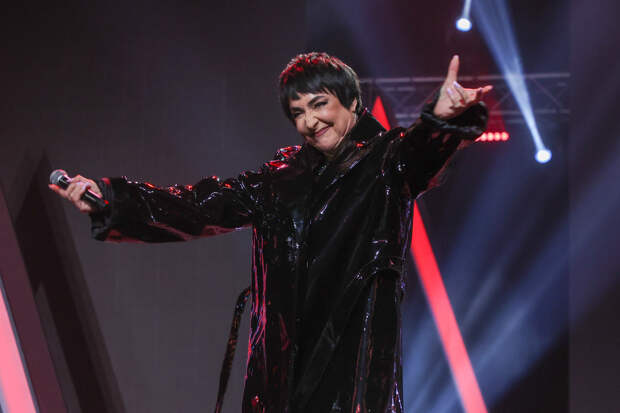 60-летняя певица Лолита вышла на сцену в мини-платье
