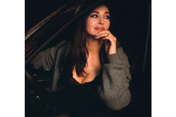 Фото 61-летней Моники Беллуччи в наряде с глубоким декольте вызвало ажиотаж в сети