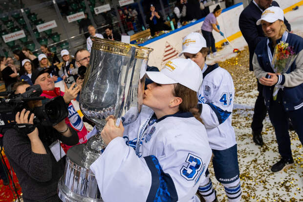 Петербургская женская команда хоккейного клуба «Динамо Санкт-Петербург» впервые выиграла золотые медали чемпионата России