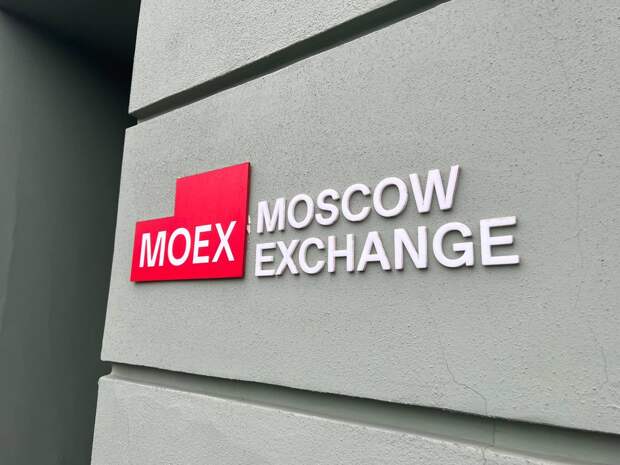 Индекс Мосбиржи на открытии торгов в четверг в моменте падал более чем на 4%
