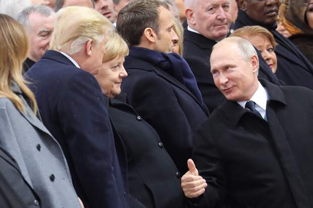 Путин беседует с  Меркель  и Трампом во время церемонии у Триумфальной арки в Париже в рамках празднования 100-й годовщины ПМВ, 11.11.18.png