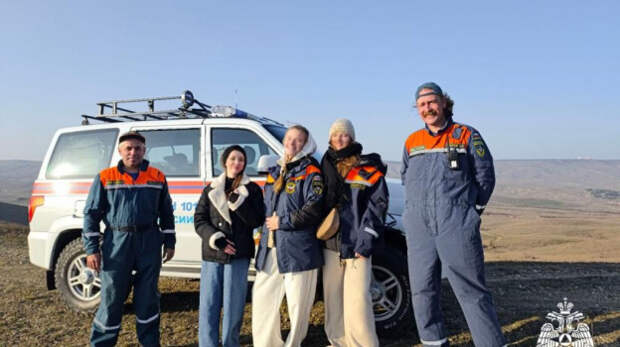 Три девушки застряли на горном склоне под Феодосией