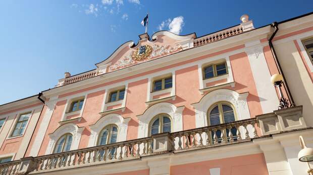 Некто украсил Рийгикогу: на здании парламента Эстонии появилась буква Z