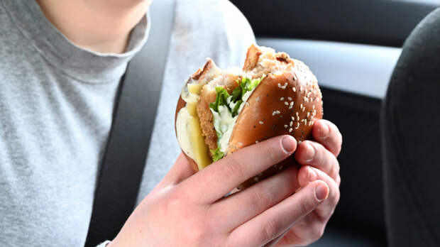 Съешь бургер и лишись печени: врач — о влиянии фастфуда на организм