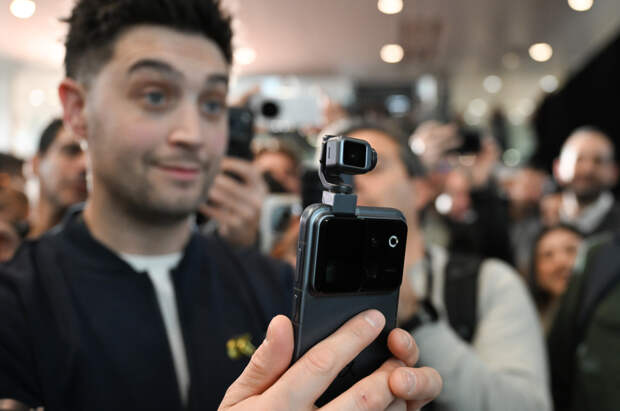 Представлен смартфон с роборукой