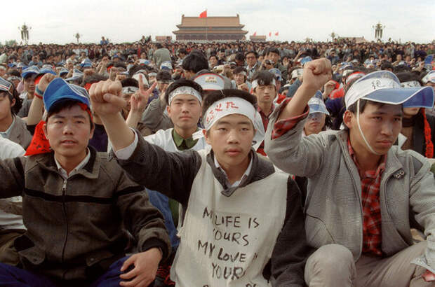 Май 1989 г. Площадь Тяньаньмэнь, г.Пекин, КНР. Первая попытка "цветной революции" в Китае. Собравшиеся искренне верят в свою победу.