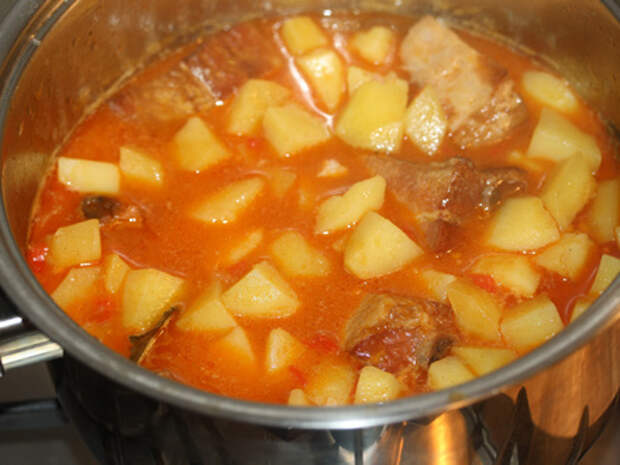 Картошка с ребрами тушеная в кастрюле рецепт. Картошка с копчеными ребрышками тушеная. Картошка с ребрами тушеная в кастрюле рецепт. Картошка тушеная с ребрышками. Ребра тушеные с картошкой.