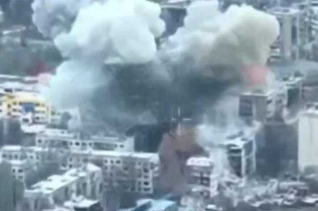 Боевик ВСУ от удара ФАБ улетел на высоту девятиэтажки и попал на видео