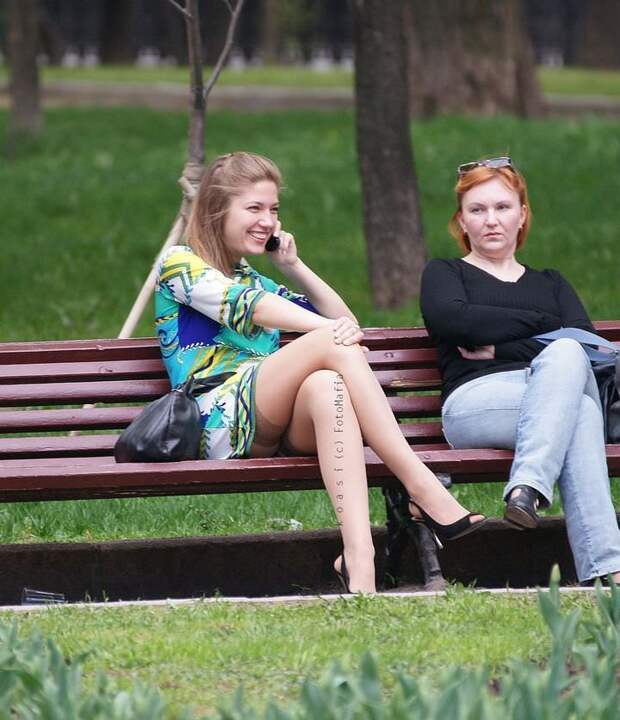 Девушки гуляющие в откровенных нарядах на улице (47 фото)