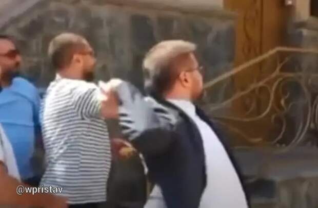 Посольство Белоруссии в Ереване забросали яйцами из-за критики Александром