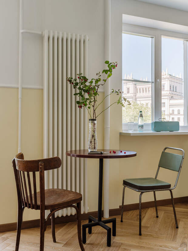 Гостиная плавно перетекает в кухню (столик с двумя стульями стоят на пограничном пространстве). Любопытно, что Грег решил покрасить стены наполовину в светло-желтый цвет — видимо, дань типичным советским ремонтам