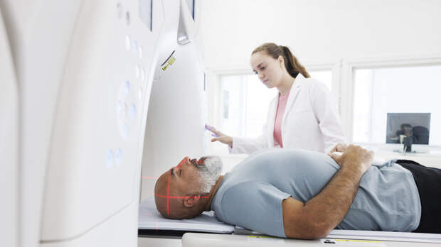 Врач объяснил, грозит ли рак пациентам при наличии родственников с онкологией