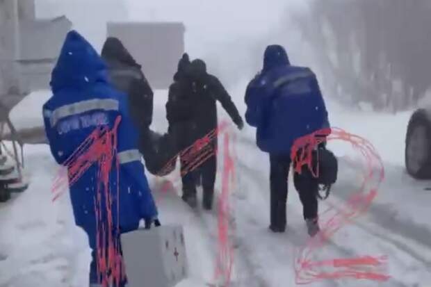 112: в Воркуте медикам пришлось на руках нести пенсионерку с кровью изо рта