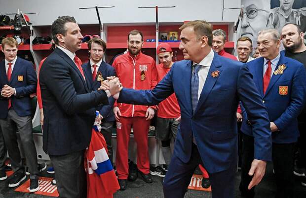 После матча сборных Алексей Дюмин лично поздравил хоккеистов в раздевалке