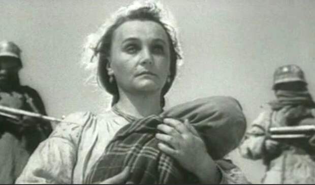 Наталия Ужвий в фильме "Радуга" (1943 год). Фото из открытого доступа