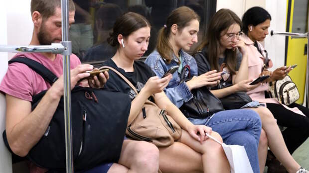 В метро Петербурга объяснили, почему проверяют работу телефонов и ноутбуков у пассажиров