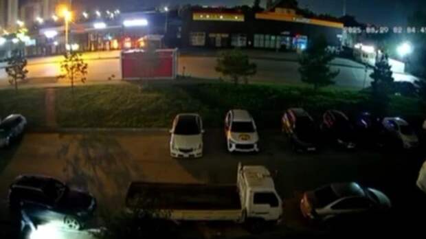 Неизвестный ночью облил кислотой три машины / Кадр из видео: Mash Siberia