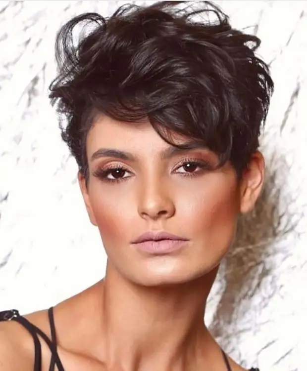 Стрижки средних лет: 15 идей, которые освежат и омолодят ваш образ